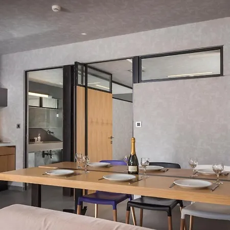 Icarus Aparthotel 3*